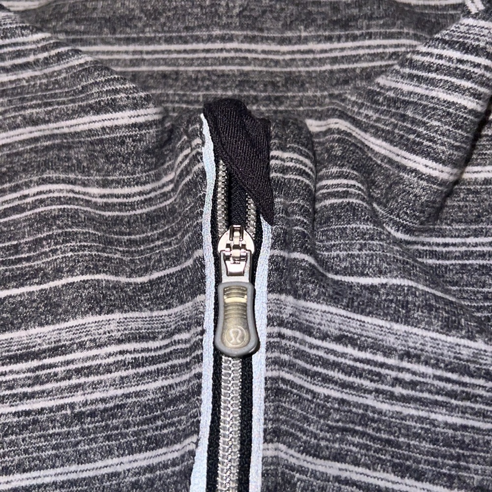 ❗️SOLD❗️Lululemon Womens size 6 Heathered Gray/White Striped Half Zip Sweatshirt - Picture 4 of 7
